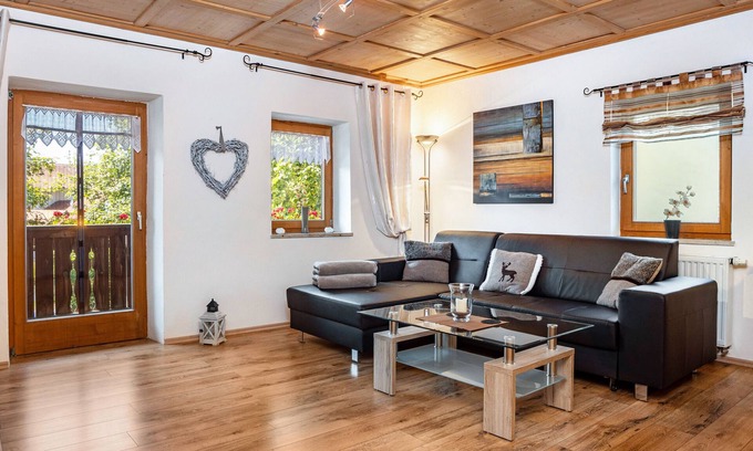 Bernbeuren Apartment | Apartment 'Echerschwang1' with Shared Garden, Balcony and Wi-Fi
