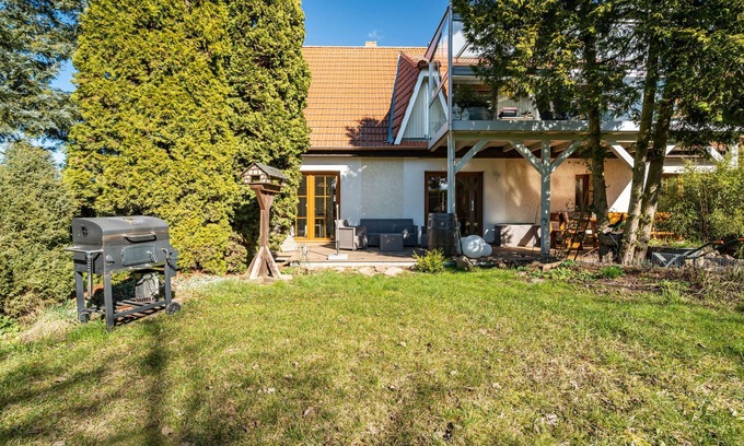 Blankensee Apartment | Apartment 'Eichenhof' with Shared Terrace, Private Garden and Wi-Fi