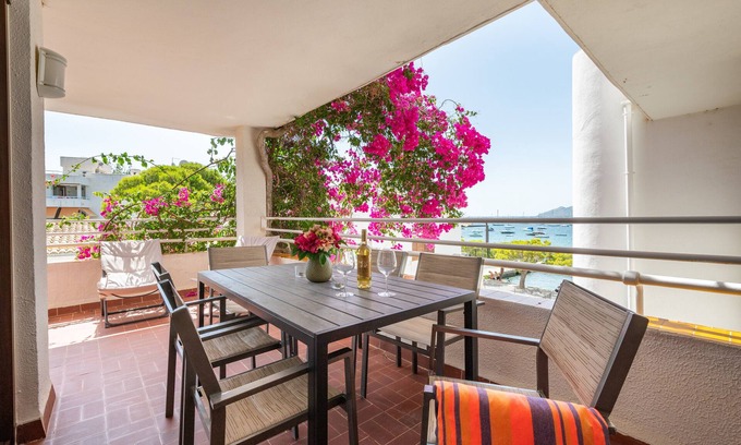 Puerto de Pollensa Apartment | Apartment 'El Barco' with Balcony and Wi-Fi