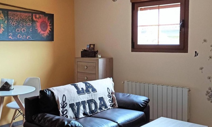 Abalos Apartment | Apartment 'El Guardaviñas Periquita' with Mountain View, Shared Terrace and Wi-Fi