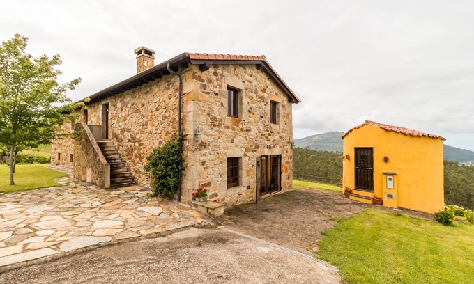 Lierganes Apartment | Apartment 'El Manantial' with Mountain View, Private Garden and Wi-Fi