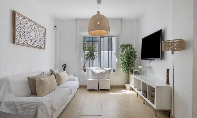 Zahara de los Atunes Apartment | Apartment 'El Refugio Del Mar' with Balcony, Wi-Fi and Air Conditioning