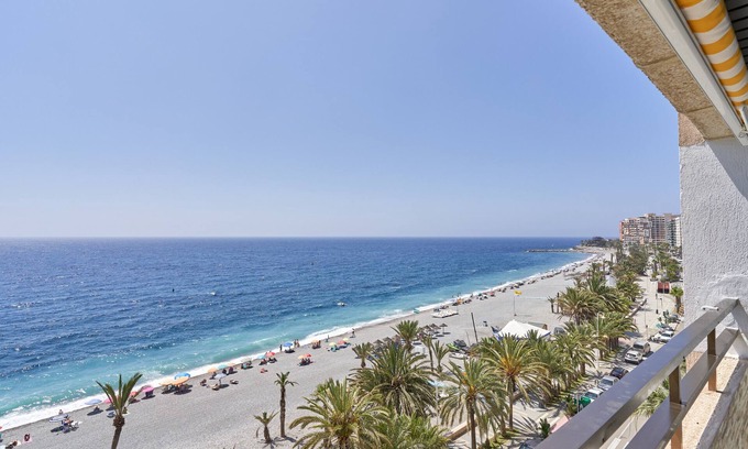 Velilla-Taramay Apartment | Apartment 'El Rompeolas' with Sea Views and Wi-Fi