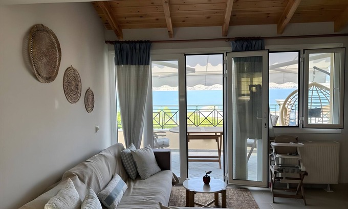 Lixouri Apartment | Apartment 'Emelia' with Sea View, Wi-Fi and Air Conditioning