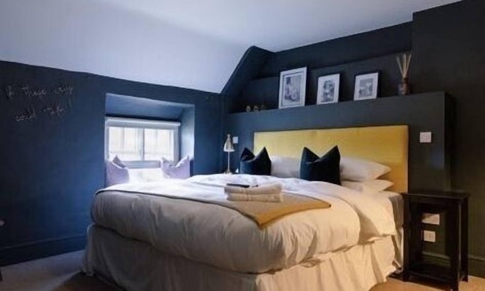 Easton on the Hill Apartment | Apartment-Ensuite W/Shower