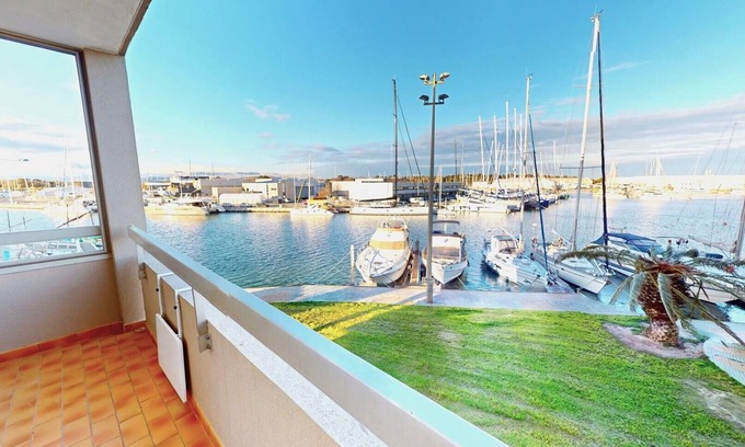 Le Port Apartment | Apartment for 4 with boats view