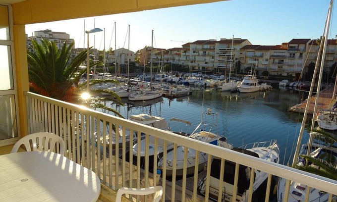 Le Port Apartment | Apartment facing the port with parking and pets allowed