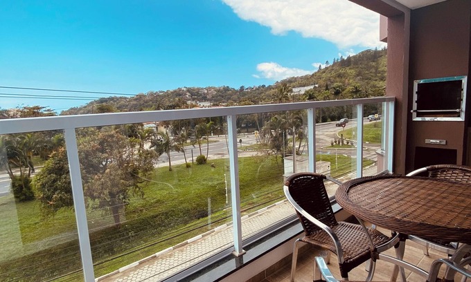 Toninhas Apartment | Apartment facing the sea in Toninhas Beach