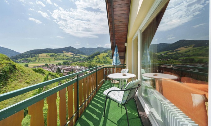 Glottertal Apartment | Apartment 'Familiensuite 8' with Mountain View, Shared Terrace and Wi-Fi