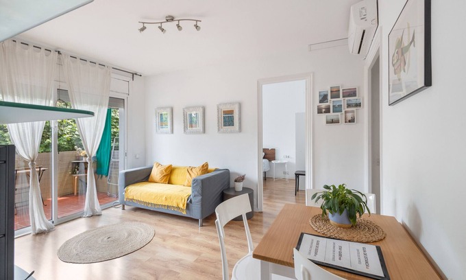 Alella Apartment | Apartment 'Fantastic Beach' with Balcony, Wi-Fi and Air Conditioning