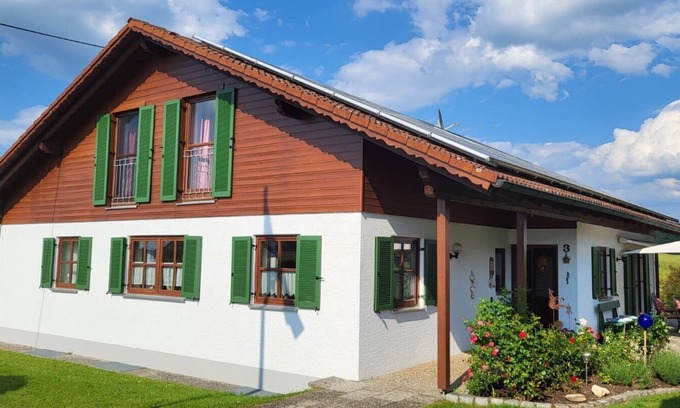 Dettenschwang Apartment | Apartment 'Ferienwohnung Strobl' with Balcony and Wi-Fi