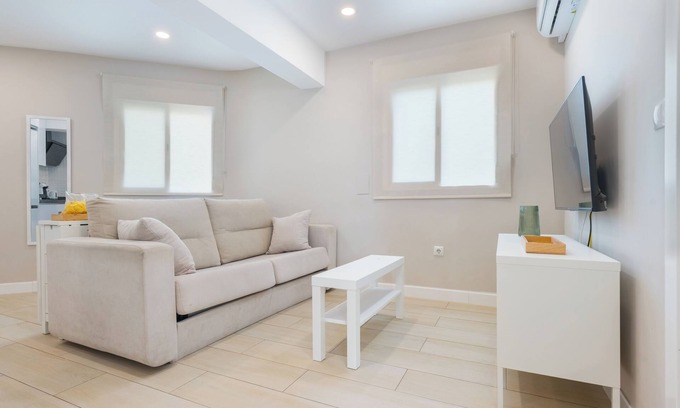 Macarena Apartment | Apartment 'Fedriani' with Wi-Fi and Air Conditioning