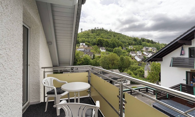 Schwalefeld Apartment | Apartment 'Ferienwohnung Becker Typ B' with Mountain View, Shared Garden and Wi-Fi