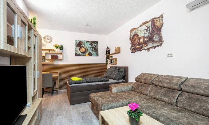 Kloster Lehnin Apartment | Apartment 'Ferienwohnung Ostsee' with Shared Terrace, Wi-Fi and Air Conditioning