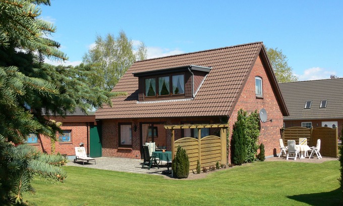 Rabel Apartment | Apartment 'Ferienhaus Christa - Falshöft' with Private Terrace and Private Garden