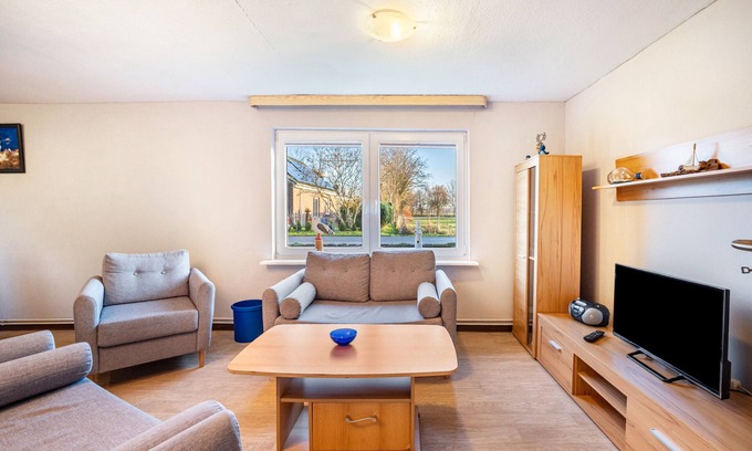 Dingen House | Apartment 'Ferienhaus Peters' with Private Terrace, Shared Garden and Wi-Fi