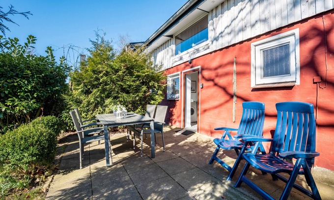 Bondelum Apartment | Apartment 'Ferienhaushälfte Haus Rostock' with Terrace, Garden and Wi-Fi