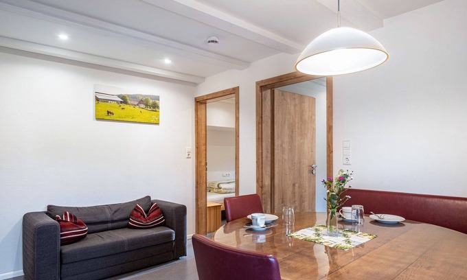Sankt Georgen im Schwarzwald Apartment | Apartment 'Ferienwohnung Weideblick' with Mountain View, Shared Terrace and Wi-Fi