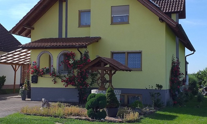 Buchlberg Apartment | Apartment 'Ferienwohnung 'am Bienwald' with Balcony and Wi-Fi