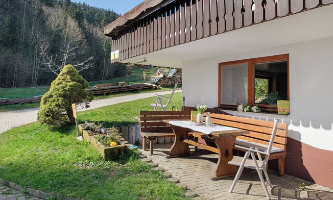 Kirchzarten Apartment | Apartment 'Ferienwohnung Zitrone' with Mountain View, Private Terrace and Wi-Fi