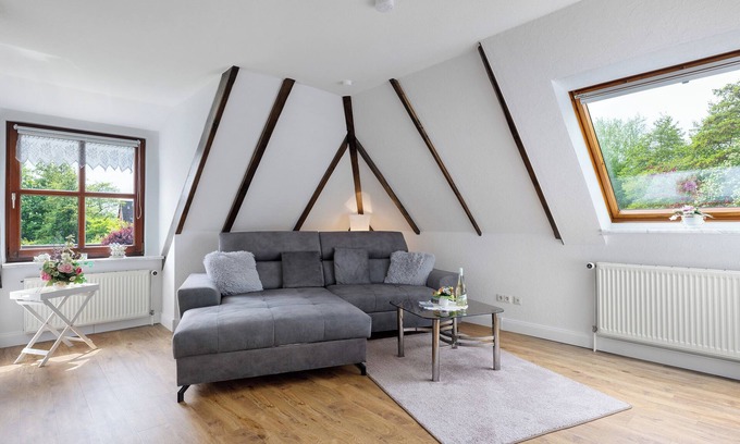 Wesselburen Apartment | Apartment 'Ferienwohnung 2' with Shared Garden and Wi-Fi