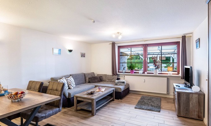 Immenstedt Apartment | Apartment 'Ferienwohnung Schwalbennest' with Shared Terrace, Shared Garden and Wi-Fi
