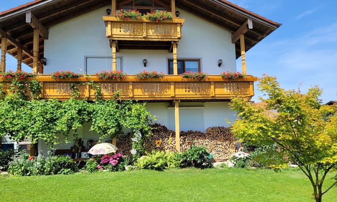 Tittmoning Apartment | Apartment "Ferienwohnung bei Helga" with Balcony