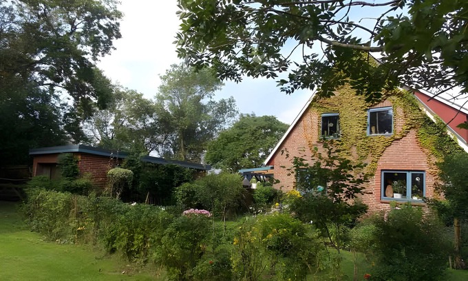 Marienkoog Apartment | Apartment 'Ferienwohnung Achterndiek' with Private Terrace, Private Garden and Wi-Fi