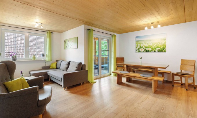Unadingen Apartment | Apartment 'Ferienwohnung Wutach' with Shared Garden, Balcony and Wi-Fi