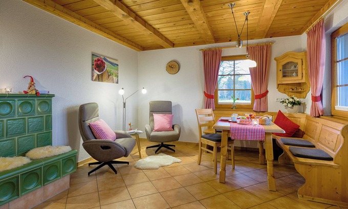 Breitnau Apartment | Apartment 'Ferienwohnung Schwarzwaldhut' with Mountain View, Private Terrace and Wi-Fi