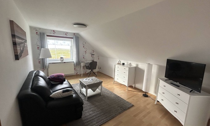 Hallig Langeneß Apartment | Apartment 'Ferienwohnung Klar Kimming' with Shared Terrace, Shared Garden and Wi-Fi