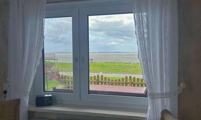 Hallig Langeneß Apartment | Apartment 'Ferienwohnung Föhr' with Sea View, Shared Terrace and Wi-Fi