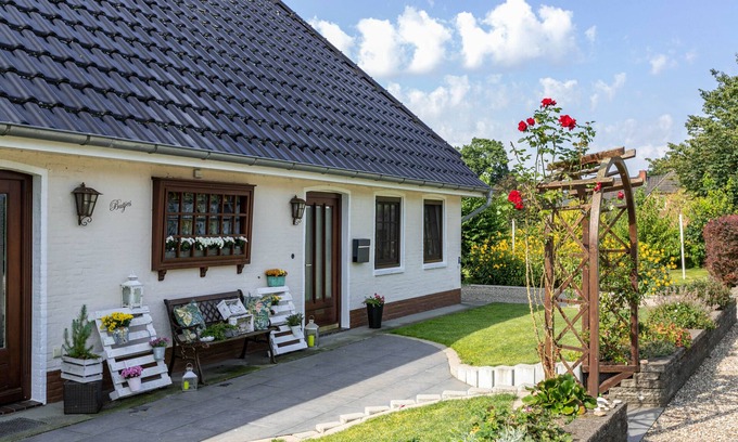 Sollwitt Apartment | Apartment 'Ferienwohnung Butjes' with Private Terrace, Shared Garden and Wi-Fi