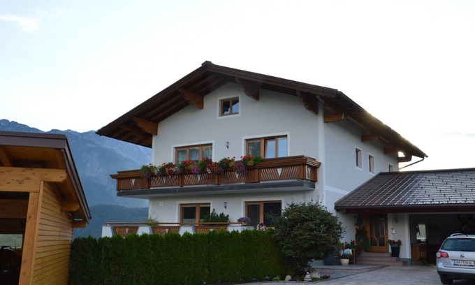Abtenau Apartment | Apartment 'Ferienwohnung Lienbacher' with Mountain View, Balcony and Wi-Fi