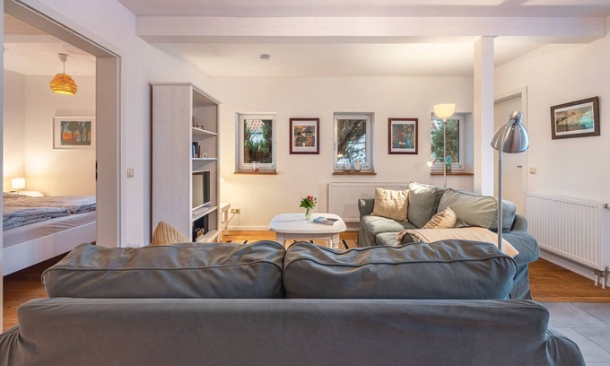 Neufeld Apartment | Apartment 'Ferienwohnung Hafen' with Private Garden and Wi-Fi