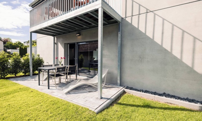 Owingen Apartment | Apartment 'Ferienwohnung Gartenglück 75qm' with Private Terrace, Shared Garden and Wi-Fi