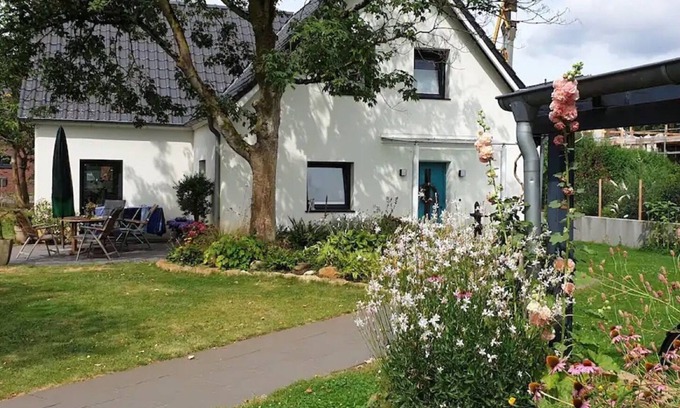 Telgte Apartment | Apartment 'Ferienwohnung Feuerbach' with Shared Terrace, Shared Garden and Wi-Fi