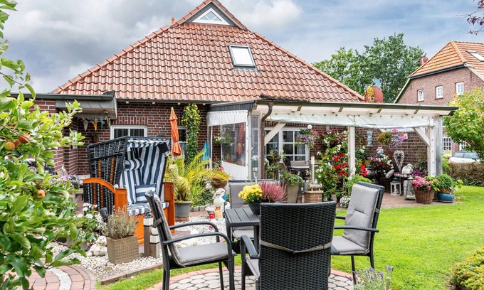 Neuenburg Apartment | Apartment 'Ferienwohnung Haus Helene' with Shared Terrace, Shared Garden and Wi-Fi