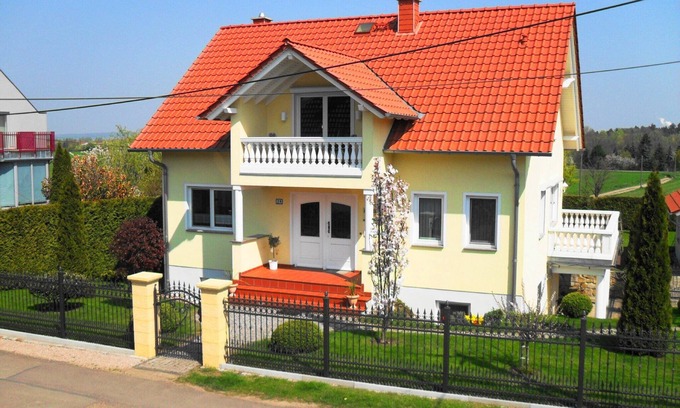 Gotha Apartment | Apartment 'Ferienwohnung Mit Terrasse, Garten' with Private Terrace, Private Garden and Wi-Fi