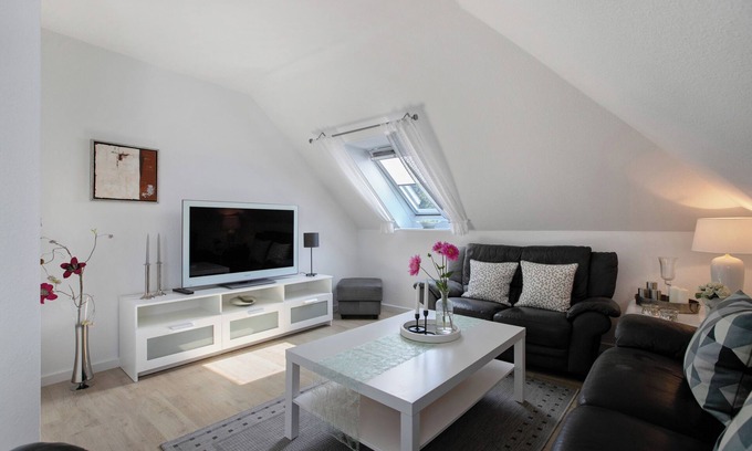 Viol Apartment | Apartment 'Ferienwohnung Marita Carstensen' with Shared Terrace, Shared Garden and Wi-Fi