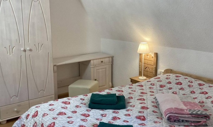 Altenberg Bed & Breakfast | Apartment/flat, shower and bath, WC, garden side - Pension ZUR 23