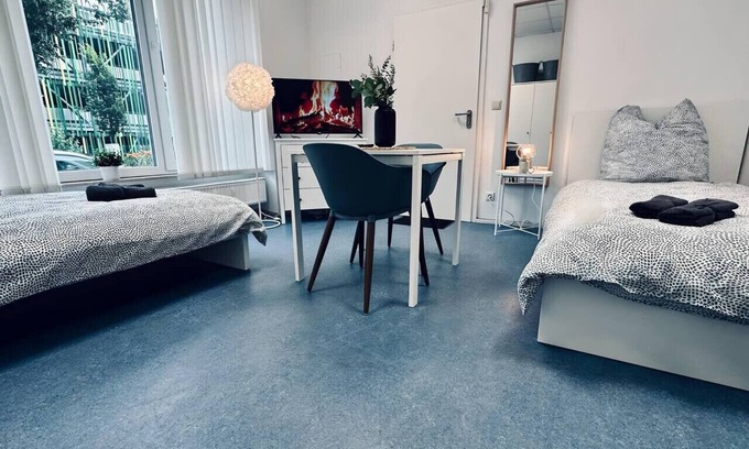 Nordhorn Apartment | Apartment Flixi II - Doppelzimmer für Zwei Personen mit Gemeinschaftsflächen