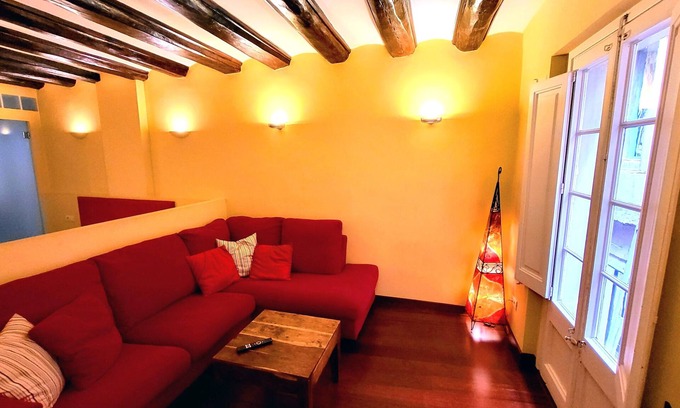 Gothic Quarter Apartment | Apartment for 2 people close to La Rambla and Plaza Catalunya