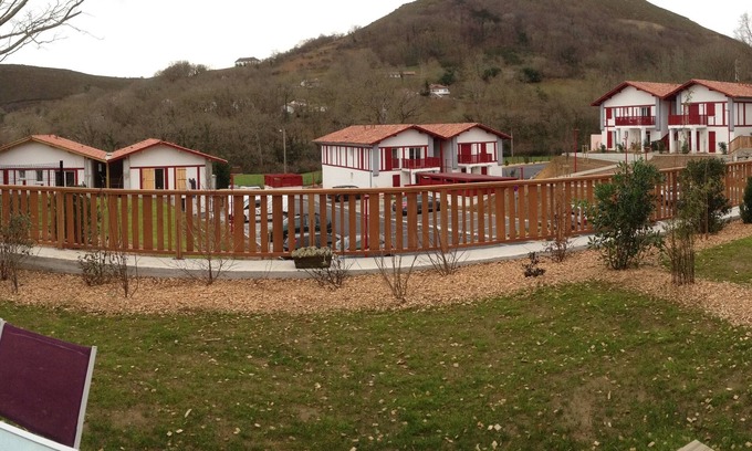 Ascain Apartment | Apartment for 4 people, WIFI, private garden, near ocean with mountain view