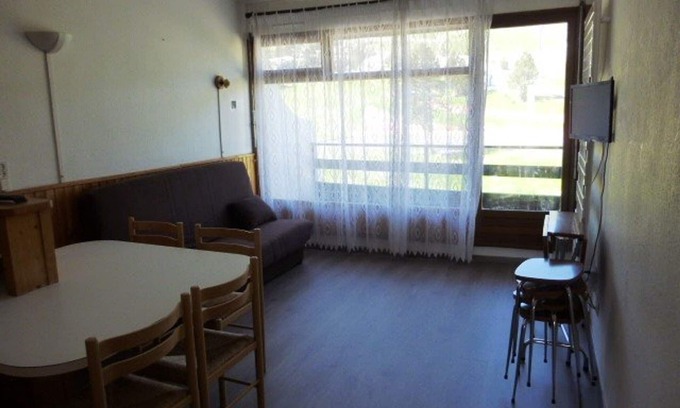 Arette Apartment | Apartment for 6 with balcony, parking, ski-in/ski-out