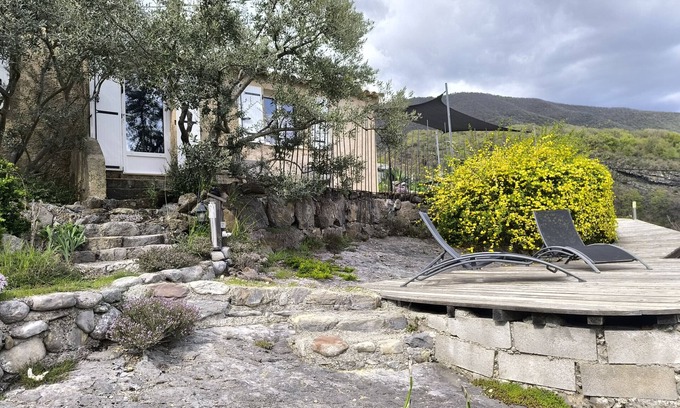 La Robine-sur-Galabre Cottage | Apartment in Provence, quiet with mountain view