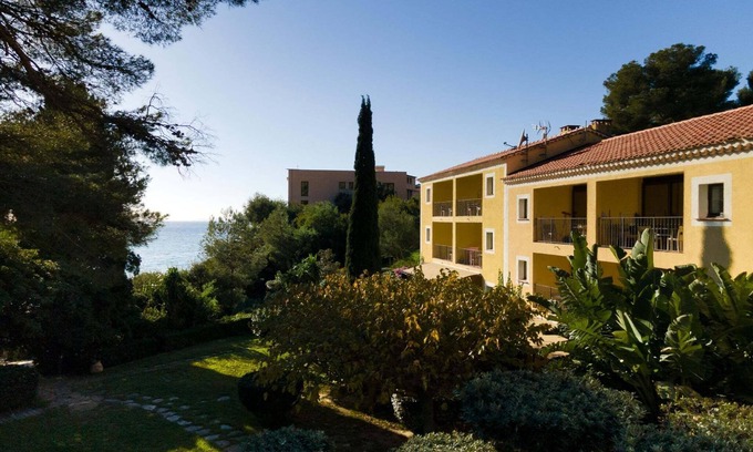 Le Rayol Apartment | Apartment in Saint-Tropez with Beach Access