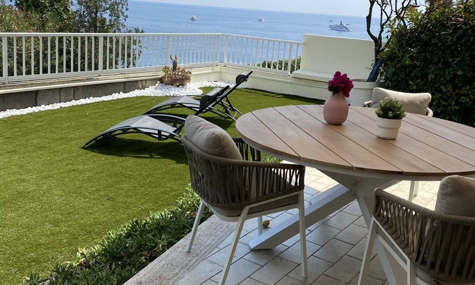 Roquebrune-Cap-Martin Apartment | Apartment with garden by the sea, 5 min walk to the beach, only 2km from Monaco