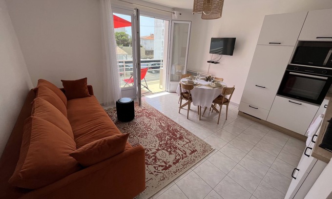 Saint-Hilaire-de-Riez Apartment | Apartment with sea view, beach access and natural swimming pool nearby