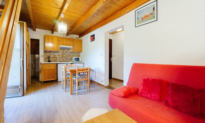 Saint-Sorlin-d'Arves Apartment | Apartment 'Appartement 8' with Mountain View, Shared Garden and Wi-Fi
